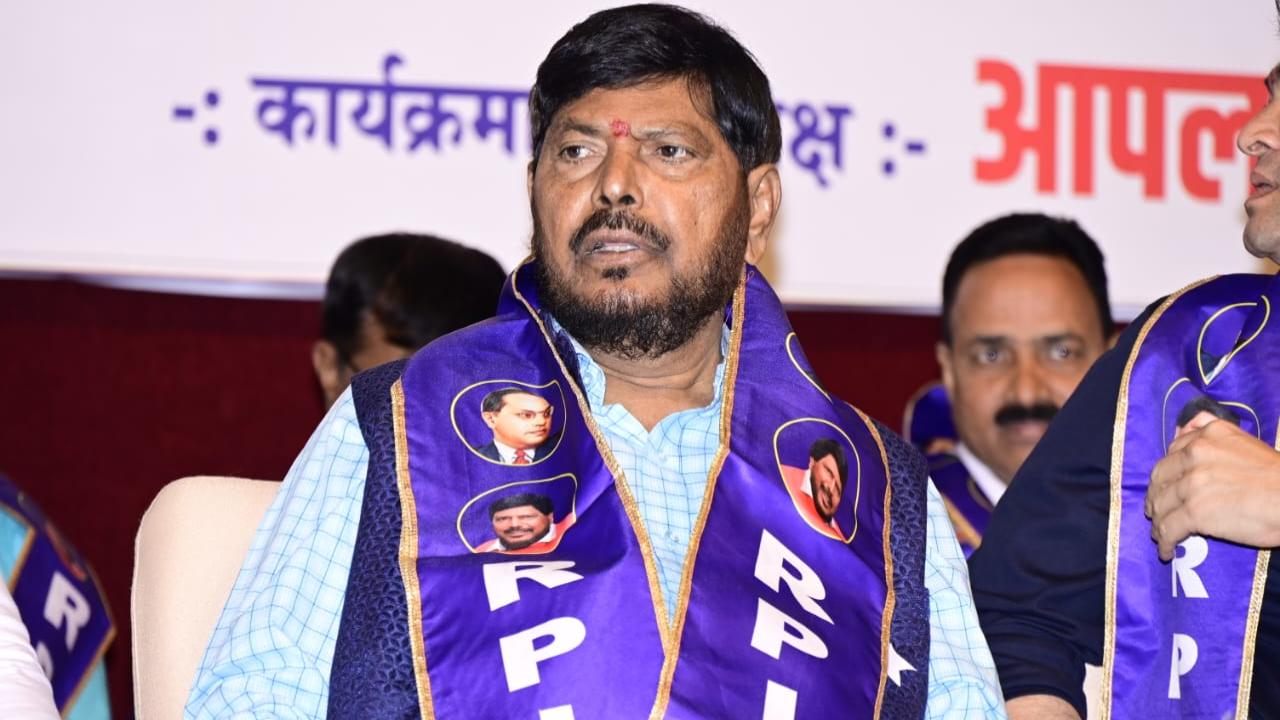 केंद्रीय राज्य मंत्री रामदास अठावले के नेतृत्व में रिपब्लिकन पार्टी ने मराठवाड़ा विश्वविद्यालय को महापुरुष डॉ. बाबासाहेब अंबेडकर का नाम देने की लड़ाई जीत ली. गेयरन ने भूमि पट्टा वितरण और इंदुमिल जैसे कई आंदोलनों का सफलतापूर्वक आयोजन किया. 