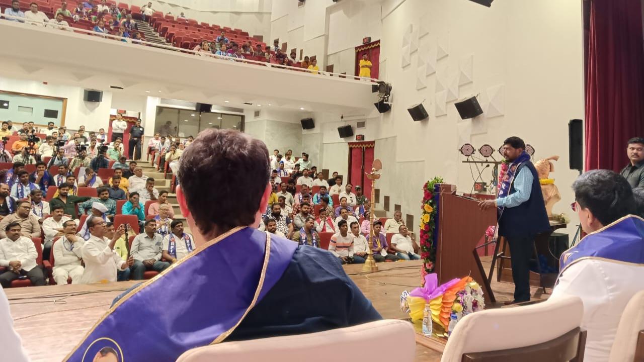 रामदास अठावले ने रिपब्लिकन युवाओं को सलाह दी कि वे अपने दिमाग में हवा न भरने दें और हवा में न रहें.  रिपेन की युवा शाखा की बैठक में शिव सेना के सांसद राहुल शेवाले, हिंगोली सांसद हेमंत पाटिल, रीप के राष्ट्रीय महासचिव अविनाश महातेकर, रिप के मुंबई अध्यक्ष सिद्धार्थ कसारे, सतारा के स्वप्निल गायकवाड़; साथ ही युवक अघाड़ी के सभी जिला अध्यक्ष उपस्थित थे. इस सभा का संचालन डॉ. प्रोफेसर विजय मोरे ने किया. 
