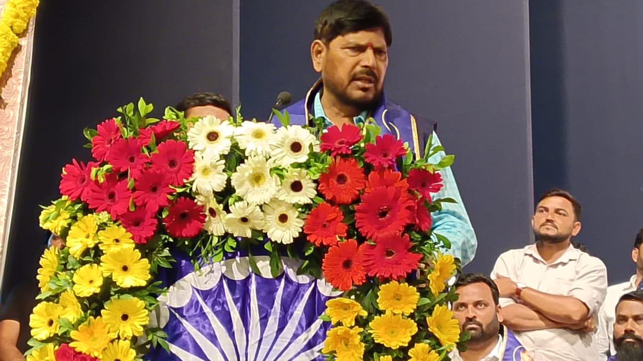 रिपब्लिकन पार्टी और आगामी कैबिनेट विस्तार में रिपब्लिकन पार्टी को एक मंत्री पद मिलना चाहिए और उसके लिए पप्पू कागड़े को चुना जाना चाहिए. रामदास अठावले के सामने रिपब्लिकन यूथ अघाड़ी को सर्वसम्मति से मंजूरी दी गई. 