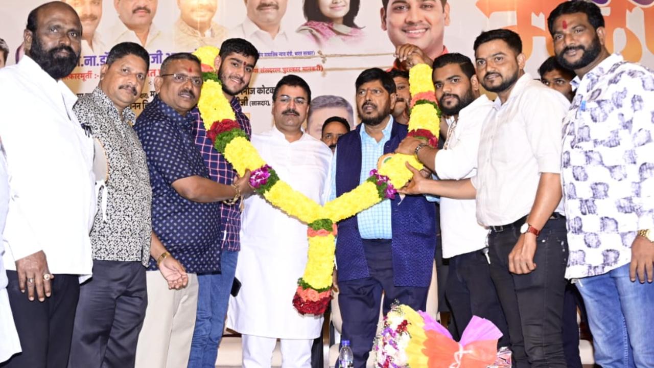 इस सभा में रामदास आठवले के बेटे जीत आठवले की भी दिखाई दिए. आगामी लोकसभा चुनाव में रिपब्लिकन पार्टी को शिरडी और सोलापुर की सीटें महागठबंधन के लिए छोड़ देनी चाहिए और रिपब्लिकन यूथ अलायंस के महाराष्ट्र अध्यक्ष पप्पू कागड़े को विधान परिषद की ओर से विधान परिषद में नियुक्त किया जाना चाहिए. 