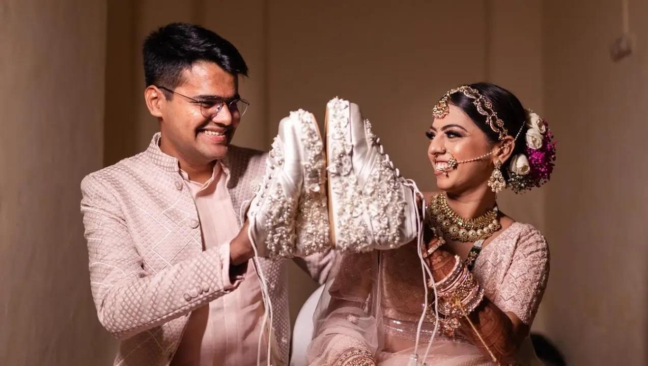 कन्या राशि
वैलेंटाइन डे पर आप अपने पार्टनर को शूज या सैंडल, कपड़े, बॉडी केयर, प्रोडक्ट्स दे सकते हैं. लाल, हरे या लाइट ब्लू कलर के फूल दे सकते हैं.