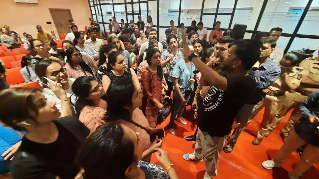 घटना सामने आने के बाद स्कूल परिसर में अभिभावकों की भीड़ जमा हो गई. Photo/राजेश गुप्ता