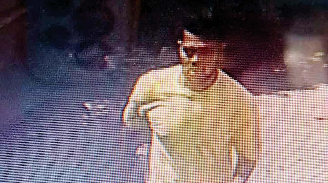सीसीटीवी कैमरों की फुटेज में आरोपी कैद हो गया, बाद में उसका पता लगाया गया.