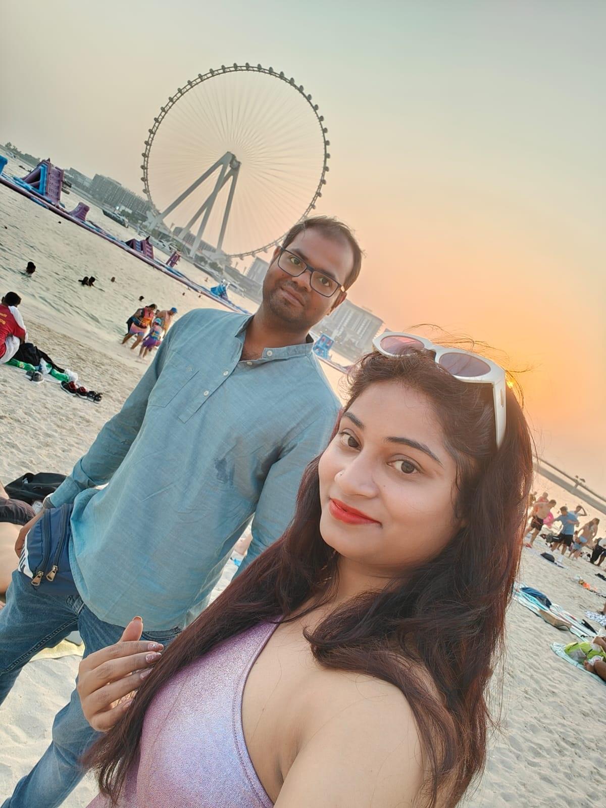 शगुन ने बताया कि उनके पति संकल्प इंडियन नेवी में काम करते हैं. काम के सिलसिले में वह बाहर ही रहते हैं. जब कभी छुट्टी मिलती है तो कुछ महीनों के लिए ही उनका घर पर आना हो पाता है. जब वह बाहर रहते हैं तो भी कई बार बात नहीं हो पाती है. ऐसे में अकेले रहना थोड़ा मुश्किल होता है लेकिन पति का सपोर्ट और उनका साथ हमेशा शगुन को महसूस होता है. वैलेंटाइन डे पर उनका कहना है कि रिश्ते में कुछ मीलों की दूरियों से फर्क नहीं पड़ता है. दिलों में दरार नहीं आनी चाहिए. जिससे आप प्यार करते हैं उनका लाइफ में होना ही खुशी देने के लिए काफी है.