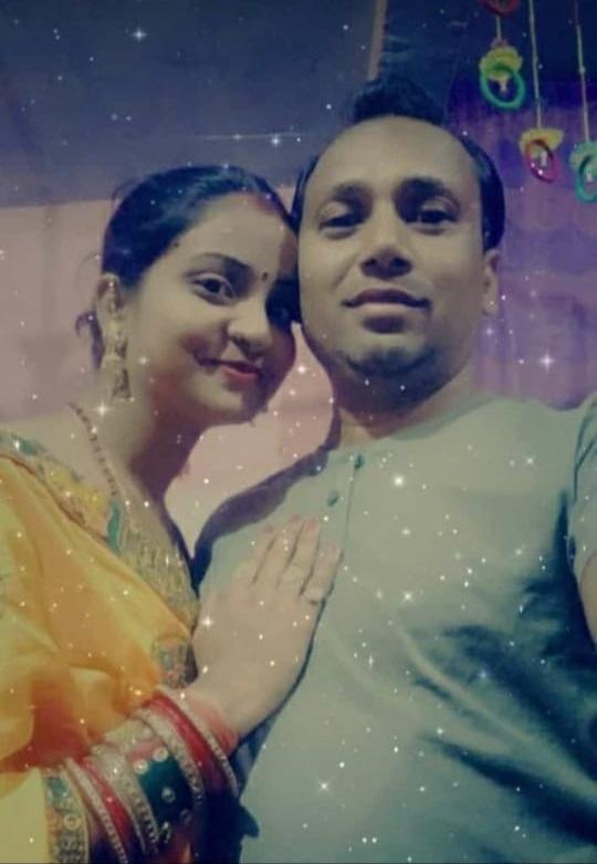रीता पाल ने बताया कि उनके पति सुरेंद्र पाल स्पेन में रहते हैं. 3-4 साल में एक बार आते हैं. वह हालांकि दोनों के बीच बहुत प्यार है. वैलेंटाइन डे पर दोनों अलग ही रहते हैं. रीता अपने पति को जीवन का अहम पहलू मानती हैं. उनका मानना है कि एक दूसरे से दूर होने का मतलब हमेशा रिश्तों में खटास होना ही नहीं होता बल्कि दूर होकर भी पास होने का एहसास होना बहुत खास होता है.