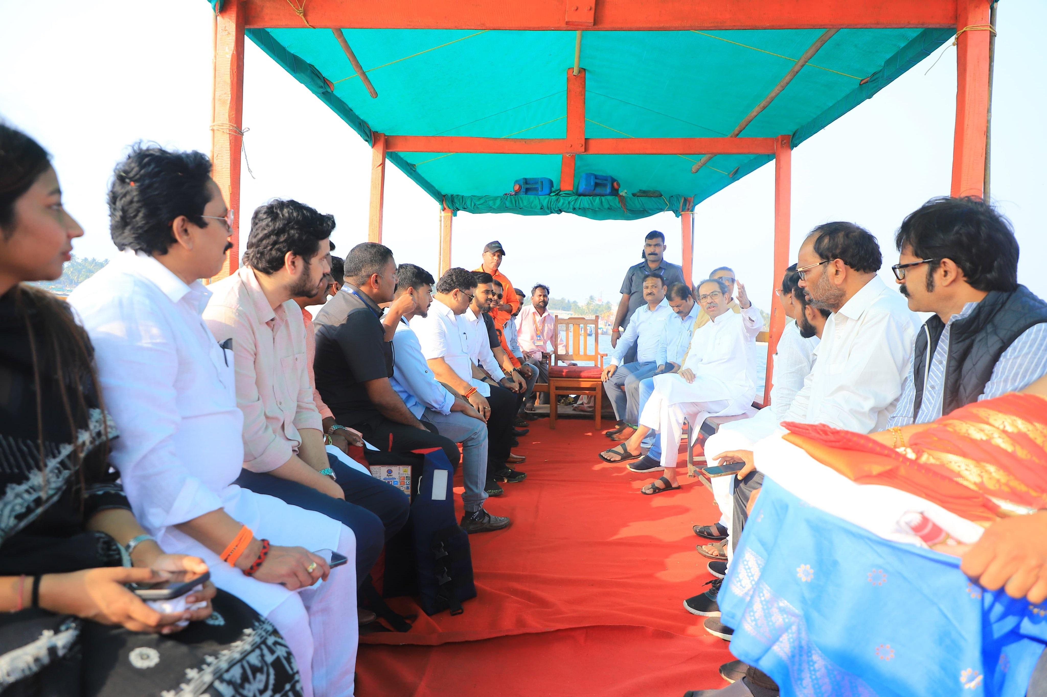 एकनाथ शिंदे गुट में शामिल हुए सांसदों पर निशाना साधते हुए उद्धव ठाकरे ने कहा, `मेरे पास भाड़े के सैनिक नहीं हैं, मेरे पास वफादारों की फौज है...`