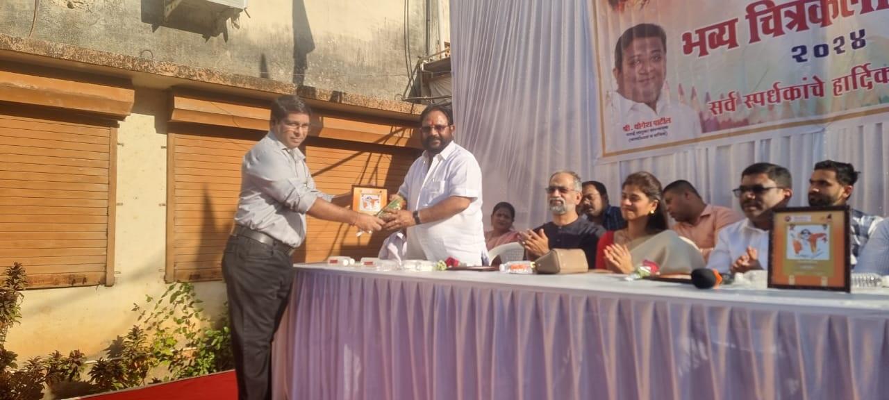 भव्य चित्रकला स्पर्धा 2024 में उद्धव ठाकरे गुट के उपजिला प्रमुख जनार्दन म्हात्रे भी सम्मानित करते नजर आए.