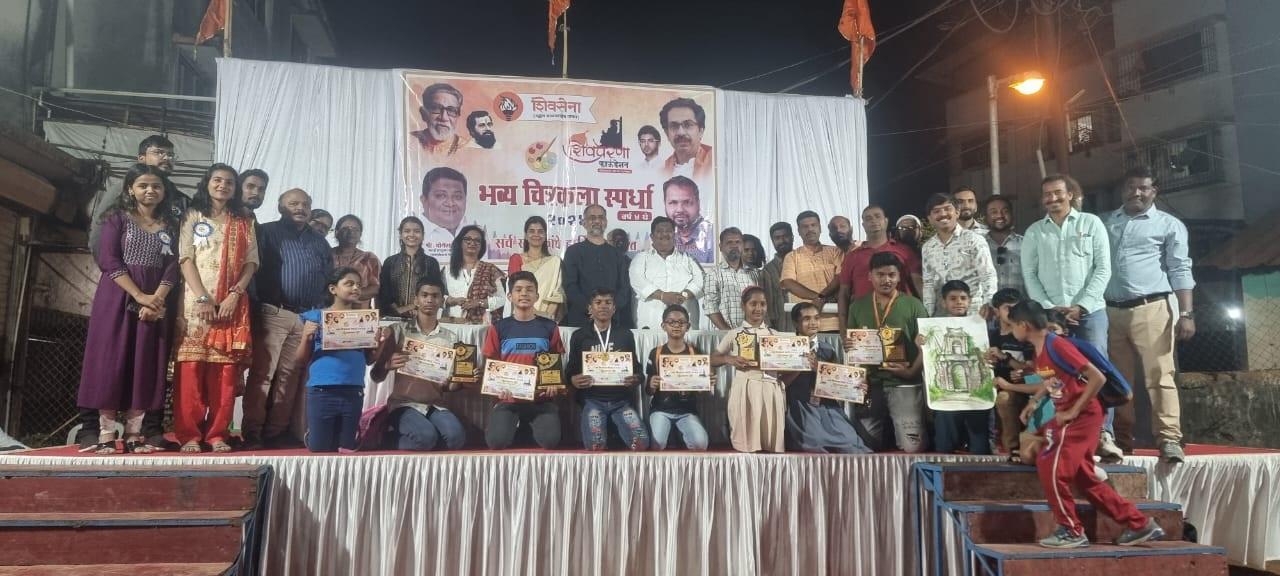 जीतने वाले बच्चों को उद्धव ठाकरे गुट की शिवसेना और शिवप्रेरणा फाउंडेशन की तरफ से ट्रॉफी और सन्मानपत्र भी दिखा गया. 