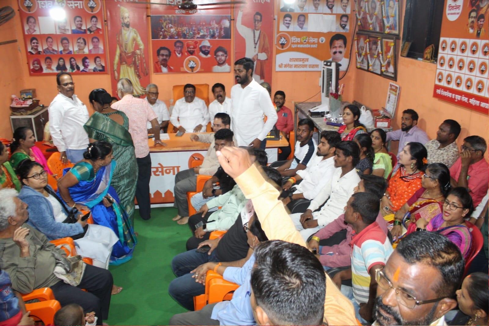 उपजिला प्रमुख जनार्दन म्हात्रे , जिला सचिव मिलिंद खानोलकर, शहर प्रमुख किरण म्हात्रे, प्रथमेश राऊत, उप शहर प्रमुख सुरेश भोगले, युवा सेना तालुका अधिकारी सुनील मिश्रा, वसई तालुका पूर्व प्रभाग दिलीप सुरवसे, शाखा प्रमुख मंगेश चव्हाण के नेतृत्व में तकरीबन 180 स्थानीय नागरिकों ने शिवसेना उद्धव बालासाहेब ठाकरे पार्टी की ताकत बढ़ाई हैं.
