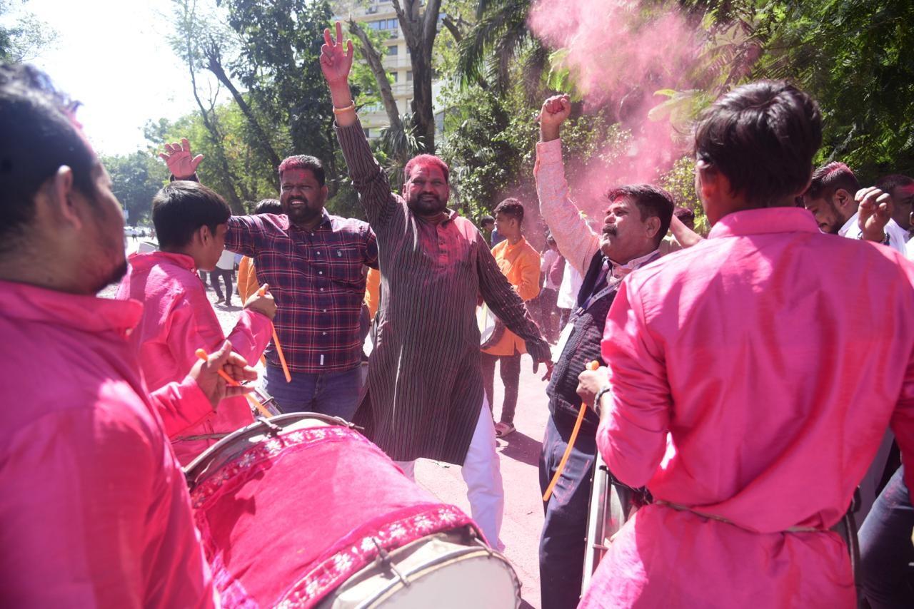 इस विधेयक का उद्देश्य मराठों को 50 प्रतिशत की सीमा से ऊपर 10 प्रतिशत आरक्षण देना है.