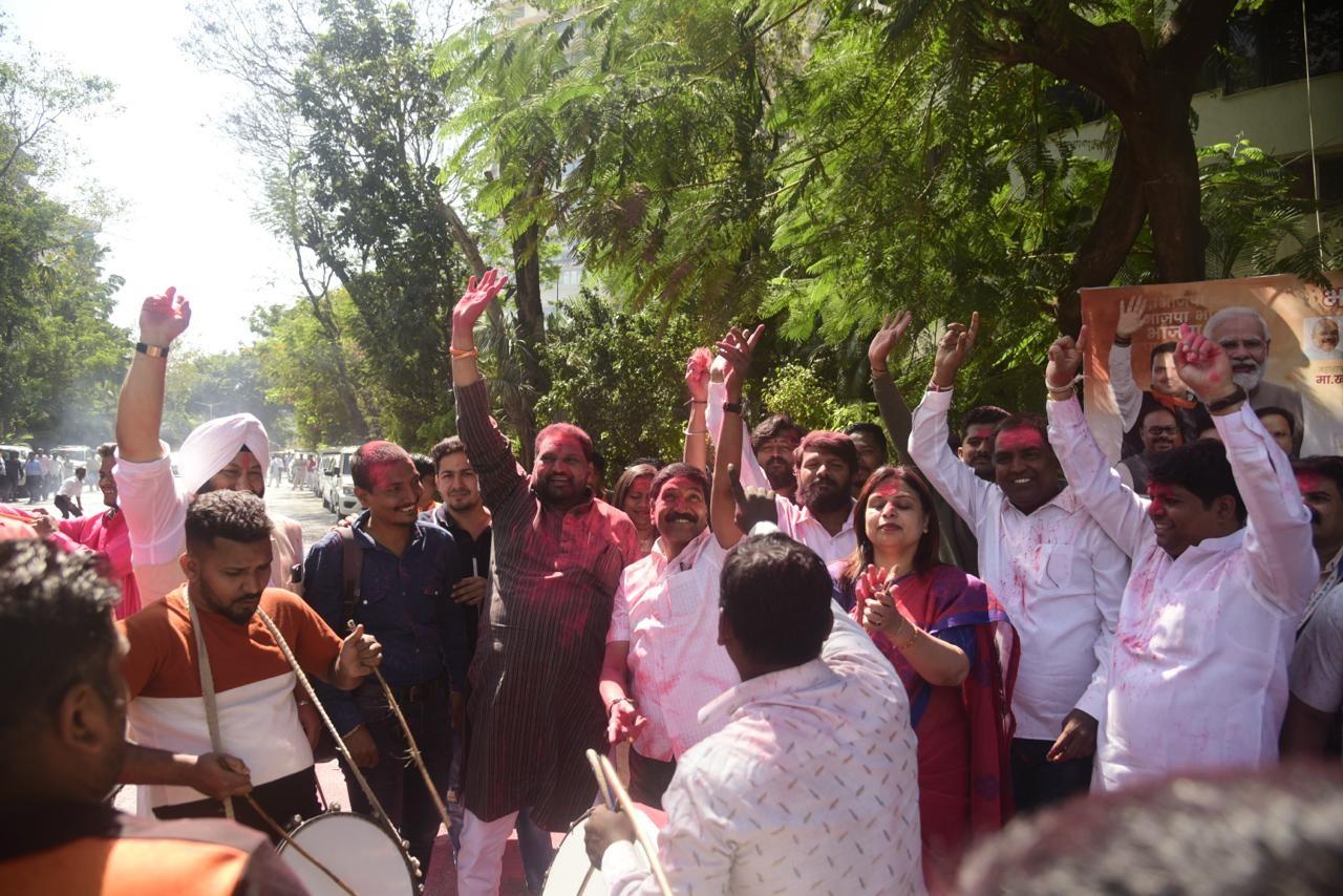 विशेष विधानसभा सत्र में पेश करने के कुछ मिनट बाद मराठा आरक्षण विधेयक सर्वसम्मति से पारित कर दिया गया.