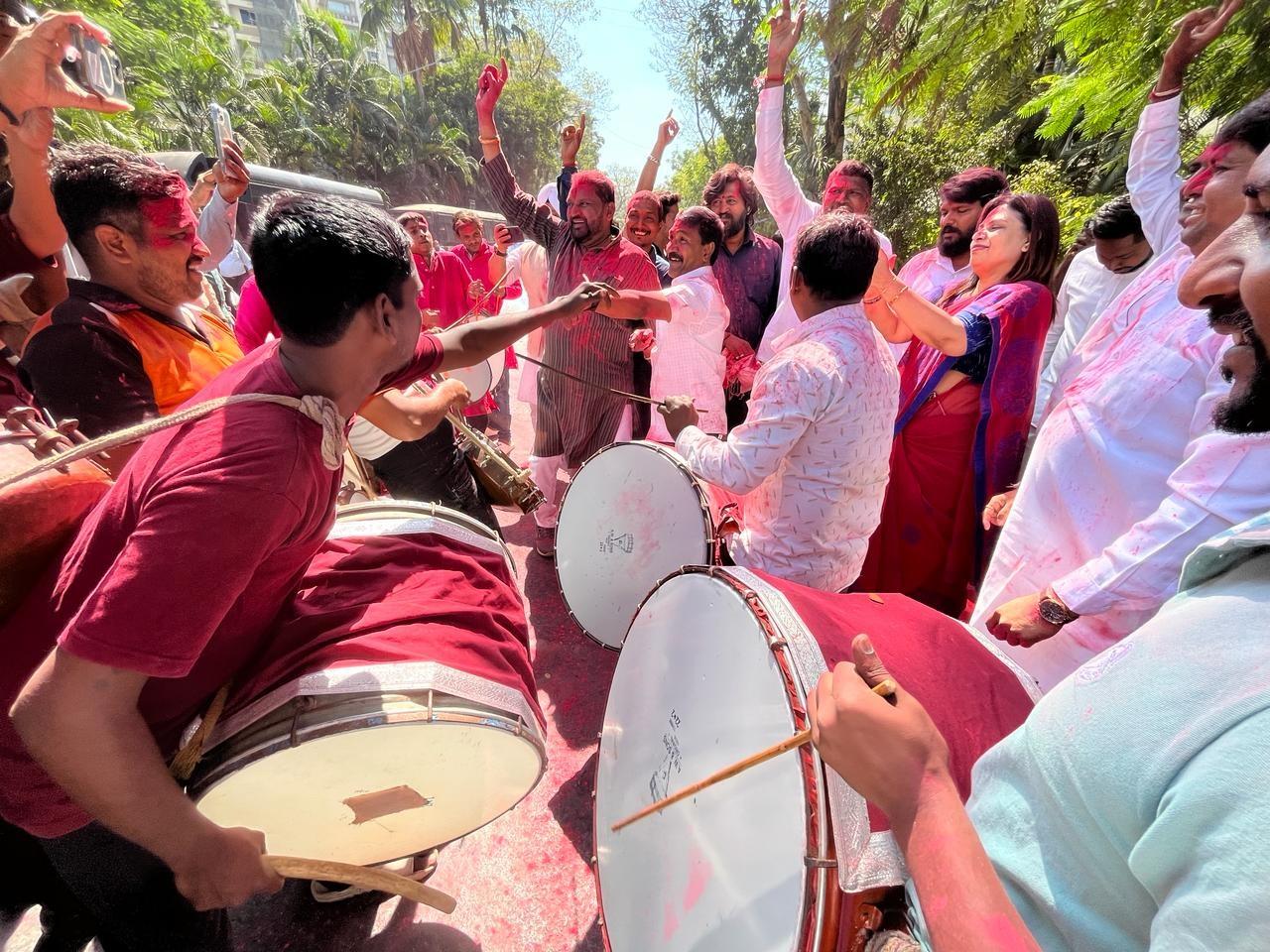 महाराष्ट्र विधानसभा में विपक्ष के नेता विजय वडेट्टीवार ने कहा कि विपक्षी दलों की भी यही राय है कि मराठा समुदाय को आरक्षण दिया जाए. पूर्व सीएम उद्धव ठाकरे भी मौजूद रहे.