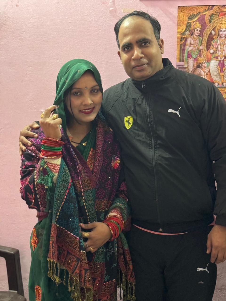 गोरखपुर में रह रहे विवेक शुक्ला ने अपनी पत्नी प्रीति को वैलेंटाइन डे विश किया. जॉब के सिलसिले में विवेक कुछ साल शादी के बाद अलग ही रहे हालांकि बाद में उन्होंने अपने शहर में ट्रांसफर ले लिया. उन्होंने कहा कि उनकी पत्नी हमेशा उन्हें और उनके काम को समझती हैं. जब कभी भी मुश्किलें आती हैं तो हमेशा सपोर्ट के लिए वहां मौजूद रहती हैं. उनका कहना है प्यार केवल एक दिन का मोहताज नहीं होता इसलिए हर दिन प्यार भरा और एक दूसरे को समझकर जीवन बिताने वाला होना चाहिए.