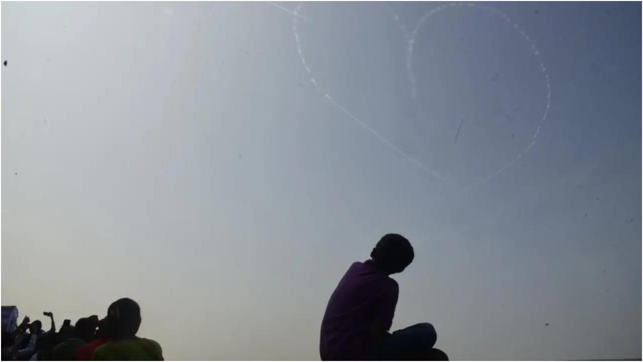 कई मुंबईकरों और गिरगांव जैसे दक्षिण मुंबई क्षेत्रों के निवासियों को अगले तीन दिनों के दौरान आसमान में लुभावनी एरोबेटिक युद्धाभ्यास करने वाले जेट के साथ स्टोर में क्या है इसकी एक झलक मिली.