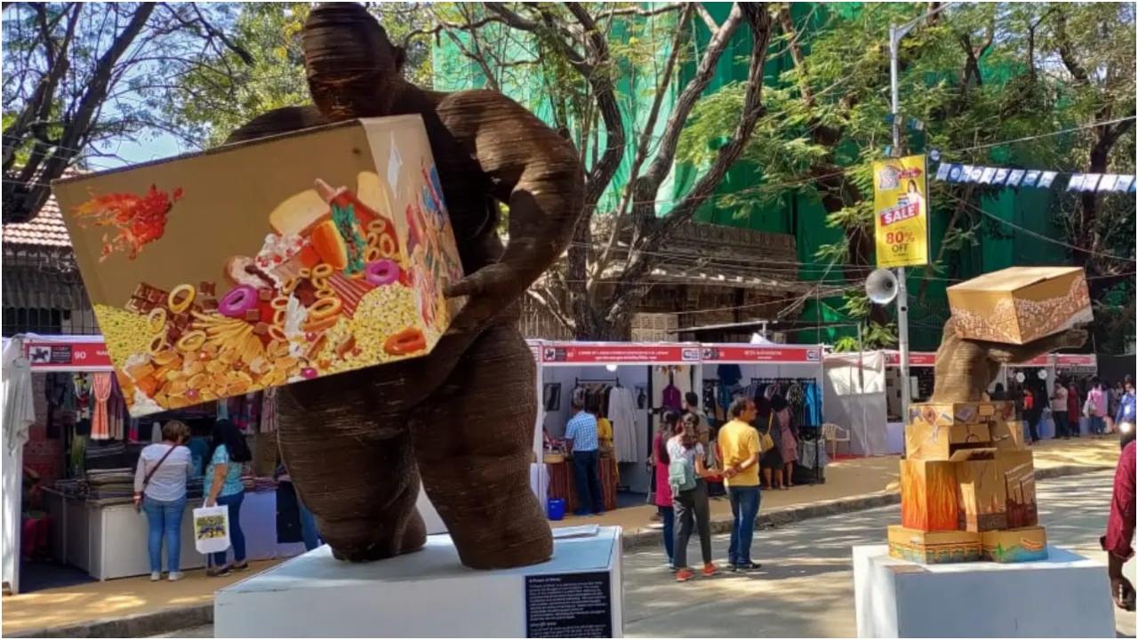 अपनी श्रृंखला `उपभोक्तावाद` में, मुंबई स्थित मूर्तिकार और स्थिरता डिजाइन विशेषज्ञ दिलचस्प कलाकृतियां बनाने के लिए स्क्रैपयार्ड से कार्डबोर्ड जैसी अपशिष्ट सामग्री को अपने कैनवास के रूप में उपयोग करते हैं जो दर्शाती है कि मनुष्य उपभोक्तावाद से कैसे प्रभावित होते हैं.