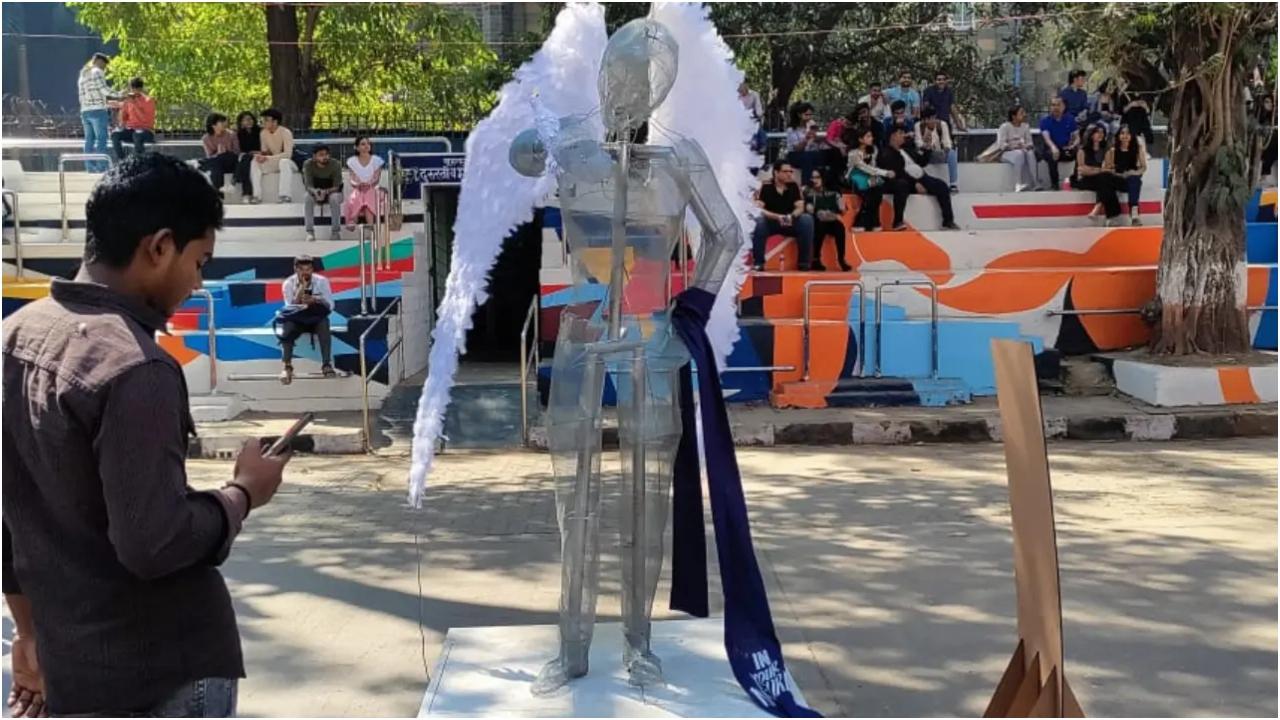 आर्ट फेस्टिवल के कई कला प्रतिष्ठानों में से, जिन्होंने लोगों का ध्यान खींचा, `नेचुरा` अपने धातु फ्रेम और पंखों के साथ और भी बहुत कुछ प्रदर्शित करता है. बेंगलुरु के स्कूल ऑफ डिजाइन एंड इनोवेशन में आरवी यूनिवर्सिटी की एक और रचना, कलाकार अदिति राव, आदित्य एच आर, चिरंतना ए एम, गार्गी माथुर और निहारिका के वी, प्रकृति के साथ अपने अंतर्निहित संबंध के लिए मानवता के पुन: जागृति की एक मार्मिक कथा को उजागर करने के लिए धातु और प्रकृति का उपयोग करते हैं. वे चाहते हैं कि चित्र की पक्षी की ओर टकटकी पुनर्खोज का एक शक्तिशाली प्रतीक बन जाए, उसकी फटी हुई कमर भेद्यता का चित्रण हो, और पंख हमारे आस-पास की दुनिया के लिए एक प्रतीकात्मक पुनर्जागृति हो.