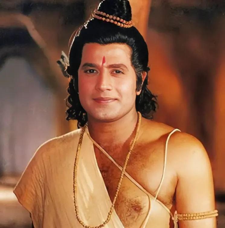 टीवी अभिनेता अरुण गोविल को भगवान राम के किरदार में सबसे ज्यादा पसंद किया हैं. यह टीवी शो `रामायण` में दिखाई दिए थे. उन्हें इस भूमिका के लिए हमेशा के लिए सबसे यादगार राम माना जाता है. खास बात यह भी है कि लोग उन्हें देवता की तरह आज भी पूजते हैं. 