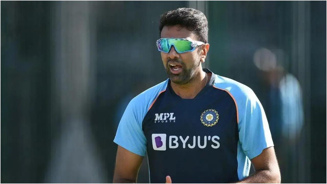 अश्विन इंग्लैंड के खिलाफ टेस्ट क्रिकेट में भारत की ओर से सर्वाधिक विकेट लेने वाले गेंदबाज बनने से भी छह विकेट दूर हैं. फिलहाल उनके नाम इंग्लैंड के खिलाफ 90 टेस्ट विकेट हैं.