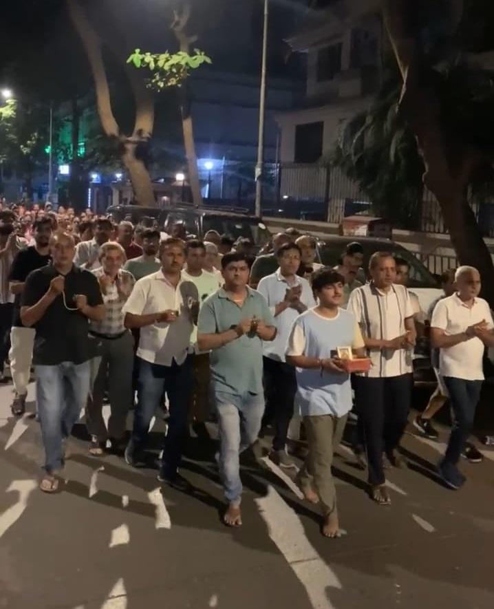 प्रभात फेरी के लिए निकलने वाले लोग भगवान राम की तस्वीर, मंजीरा, खंजरी लेकर निकले और इन वाद्ययंत्रों को बजाते हुए प्रभात फेरी निकली. 