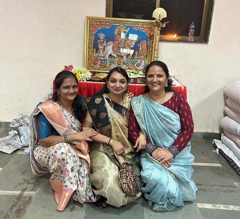 म्हाडा की सोसायटी नंबर 34 में रहने वाली इन तीन गुजराती महिलाओं ने सबसे पहले इस बारे में सोचा और प्रभात फेरी का आयोजन किया. 