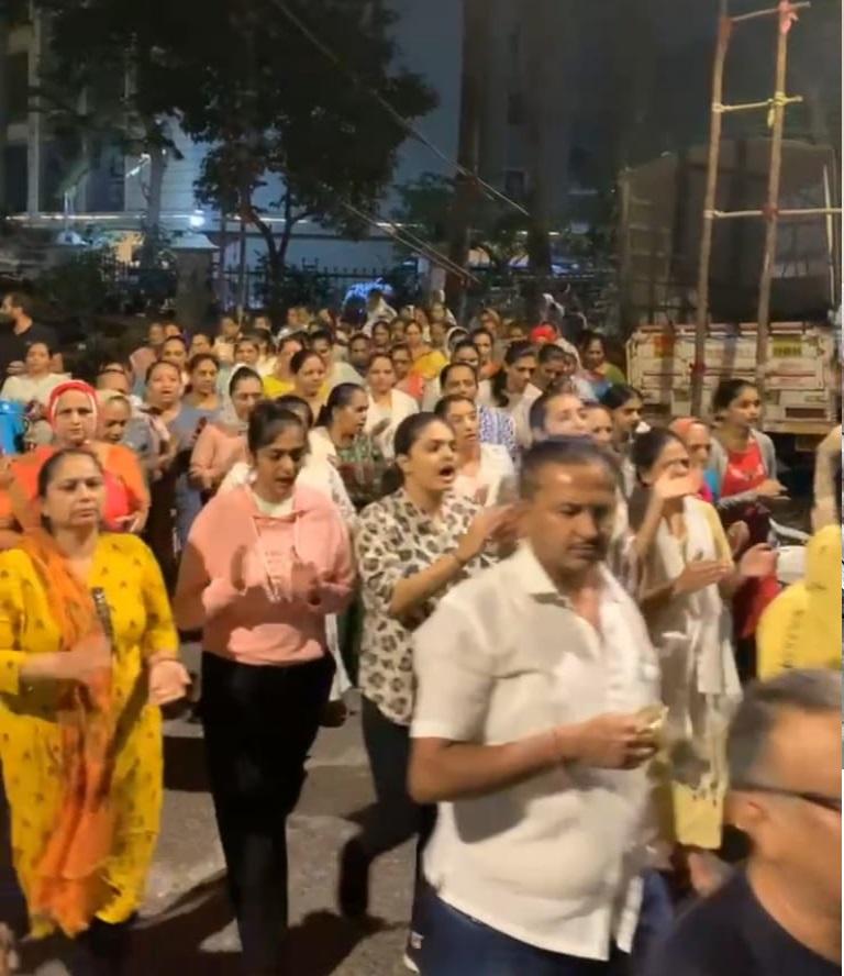 आपको यह जानकार हैरानी होगी कि शुरुआत में 9 लोगों ने इस प्रभात फेरी की शुरुआत की थी. जैसे ही आसपास के लोगों को पता चला तो सभी लोग शामिल हो गए.