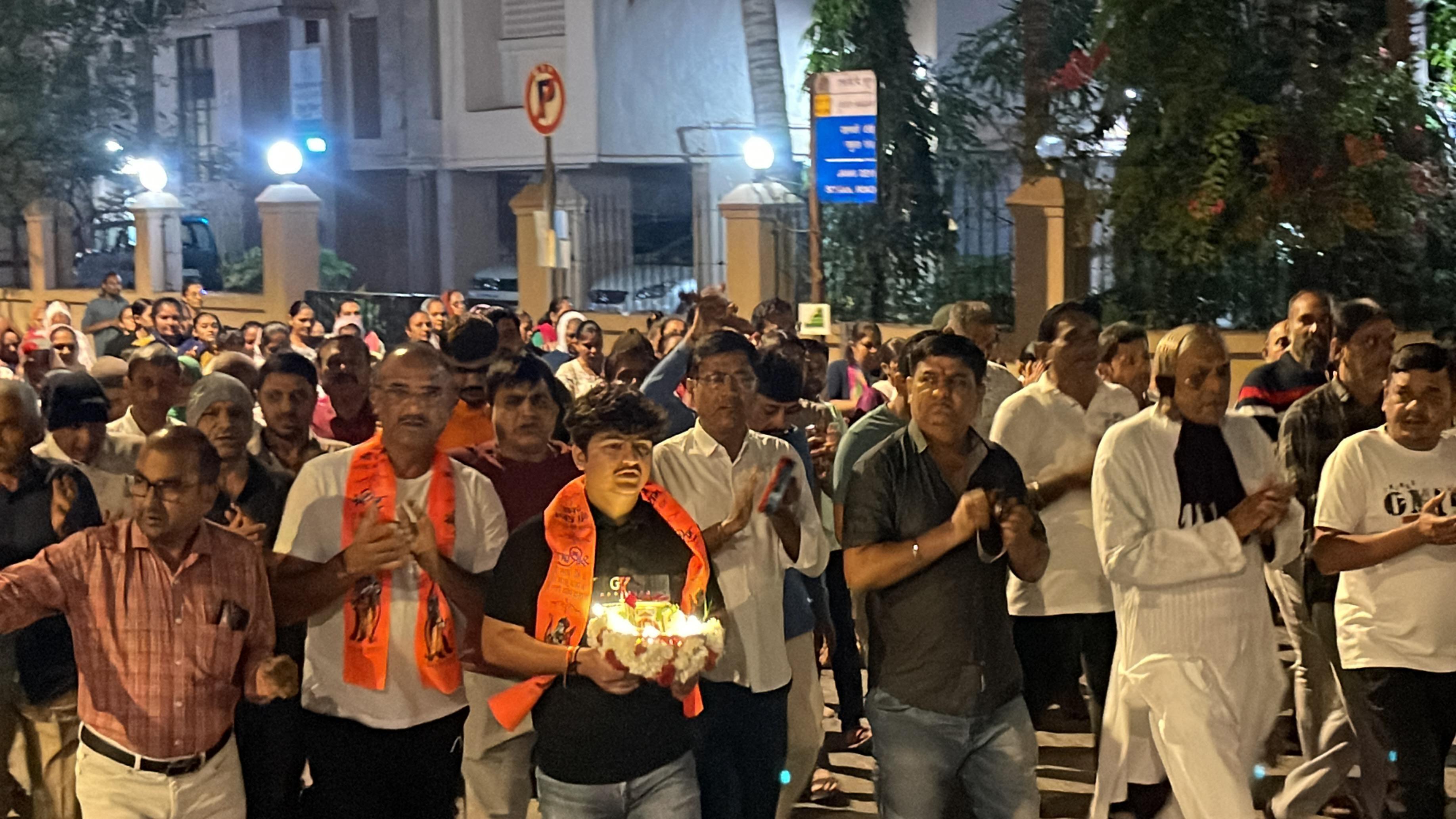 प्रभात फेरी में शामिल होने वाले युवा ऋषि राजगोर ने मिड-डे से बातचीत में बताया कि `हमने प्रभात फेरी 22 तारीख तक की निकलने की योजना बनाई थी लेकिन इस तरह से इससे लोग जुड़ रहे हैं. हम इसे आगे भी जारी रखने का विचार है.  अगर भगवान राम शक्ति देंगे तो...`