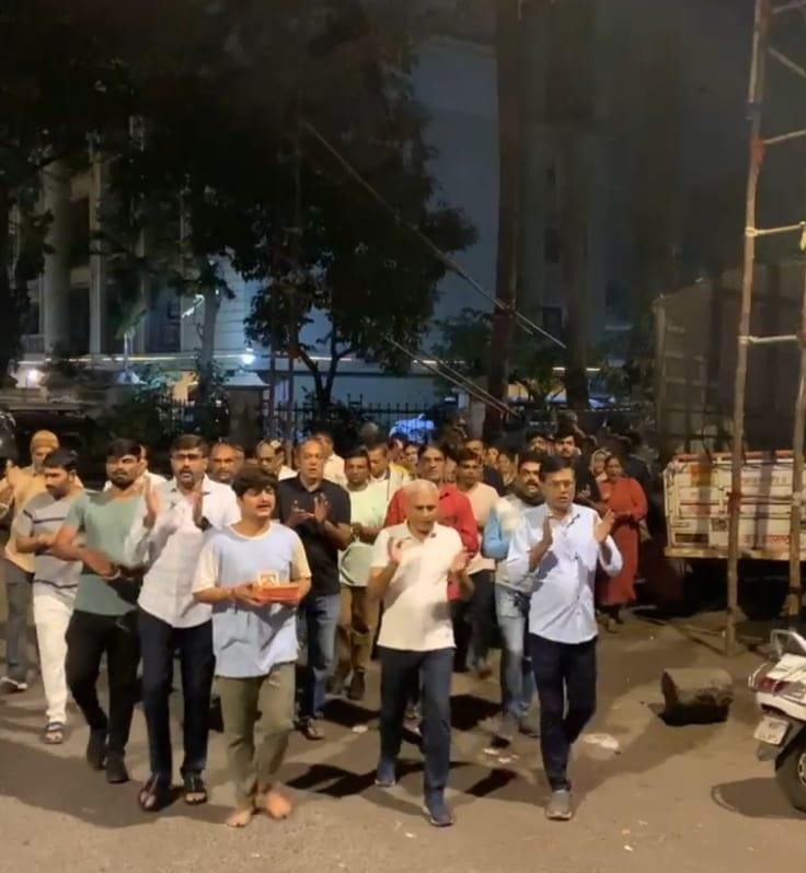 14 तारीख को गुजराती समुदाय के लोगों ने यह प्रभात फेरी निकली थी. खास बात यह है कि 22 तारीख तक इसी तरह से हर रात प्रभात फेरी निकली जाएगी. 