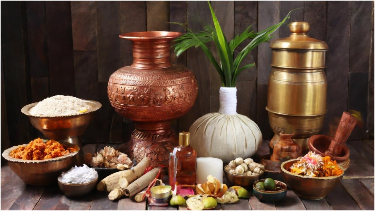 पंचकर्म, आयुर्वेदिक उपचार की आधारशिला है, जिसमें विषहरण प्रक्रियाओं की एक श्रृंखला शामिल है जिसका उद्देश्य शरीर से संचित विषाक्त पदार्थों को खत्म करना है. किडनी के स्वास्थ्य के संदर्भ में, पंचकर्म चिकित्सा किडनी को साफ करने और पुनर्जीवित करने में मदद कर सकती है.