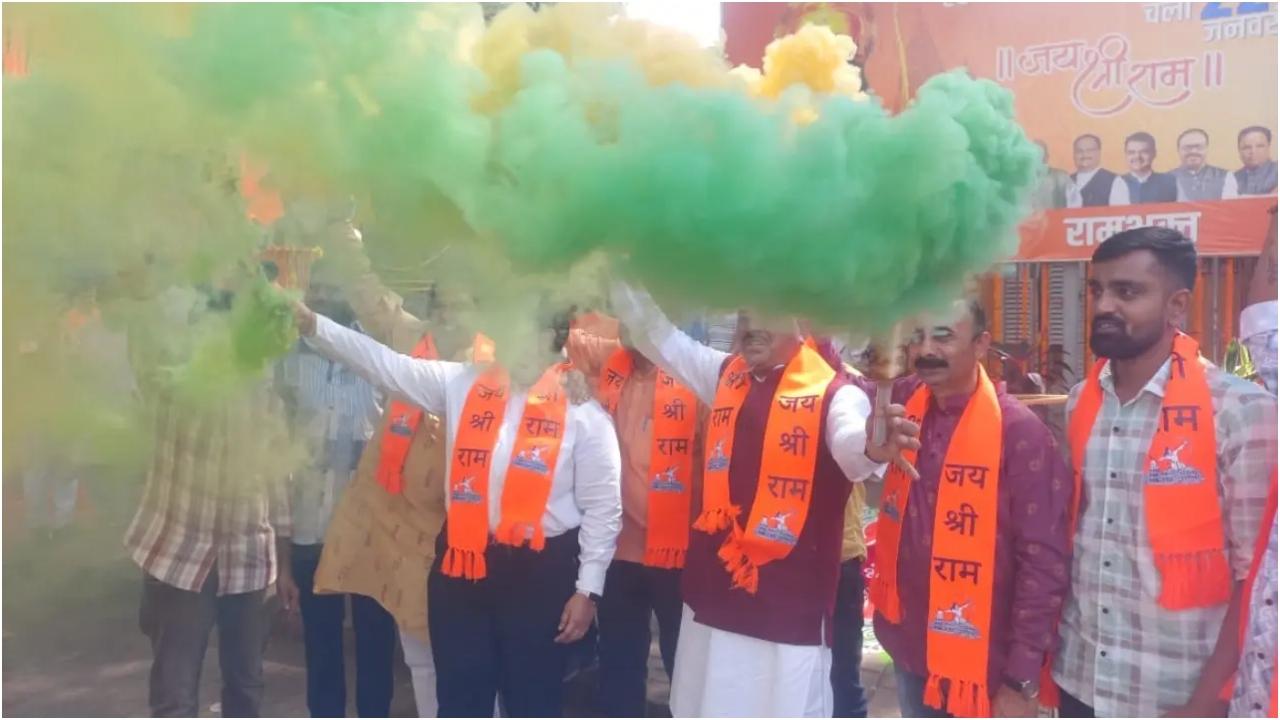 इस बीच, सोमवार को रामलला की मूर्ति का अनावरण होने के बाद, मुंबई के वडाला राम मंदिर के बाहर भक्तों ने नृत्य करके और पटाखे फोड़कर रामलला की प्राण प्रतिष्ठा का जश्न मनाया.