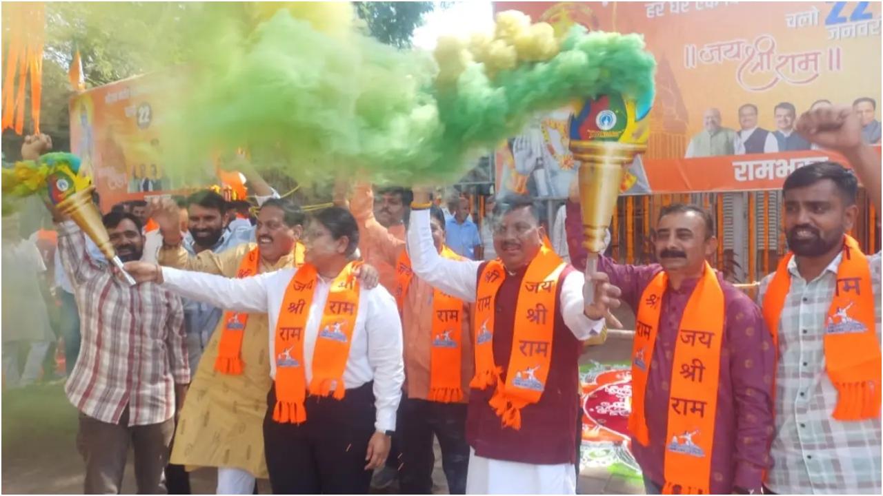 समारोह में आरएसएस प्रमुख मोहन भागवत, उत्तर प्रदेश की राज्यपाल आनंदीबेन पटेल और राज्य के मुख्यमंत्री योगी आदित्यनाथ मौजूद हैं.