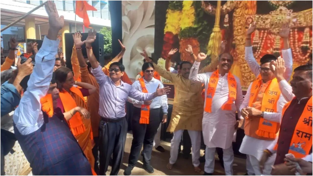मंदिर ट्रस्ट के अनुसार, समारोह दोपहर 12:20 बजे शुरू हुआ.