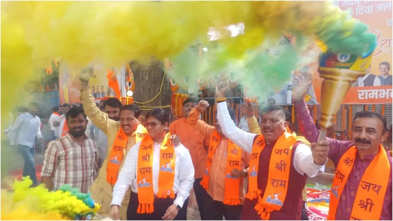 फिल्म निर्माता रोहित शेट्टी, राजकुमार हिरानी, अभिनेता आयुष्मान खुराना, माधुरी दीक्षित नेने, उनके पति श्रीराम नेने और निर्माता महावीर जैन भी इस भव्य कार्यक्रम में भाग लेने के लिए भारतीय फिल्म इंडस्ट्री के लोगों के साथ मंदिर शहर पहुंचे.