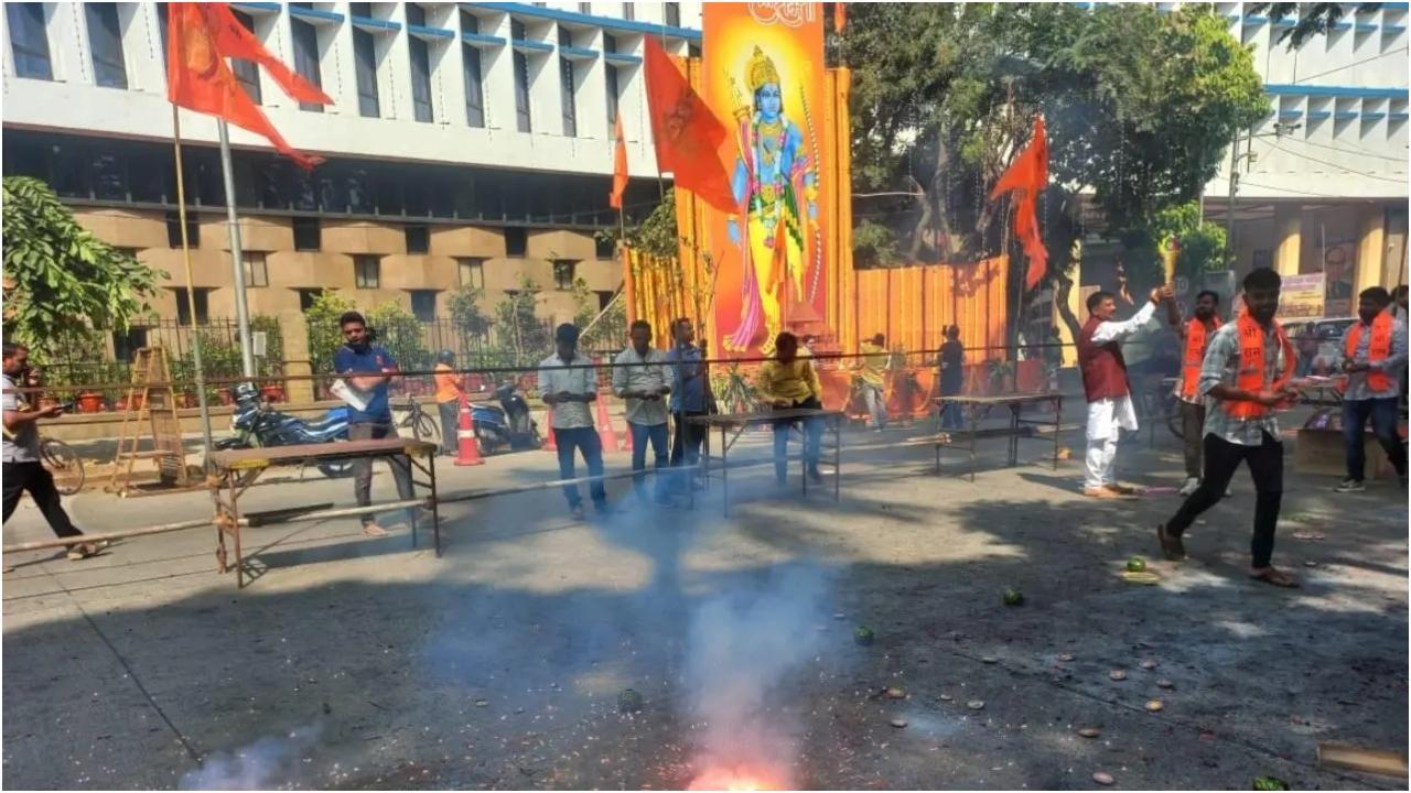 मुंबई बीजेपी कार्यकर्ताओं को सोमवार दोपहर चर्चगेट स्थित पार्टी कार्यालय के बाहर पटाखे फोड़ते देखा गया. तस्वीरें/समीर आबेदी