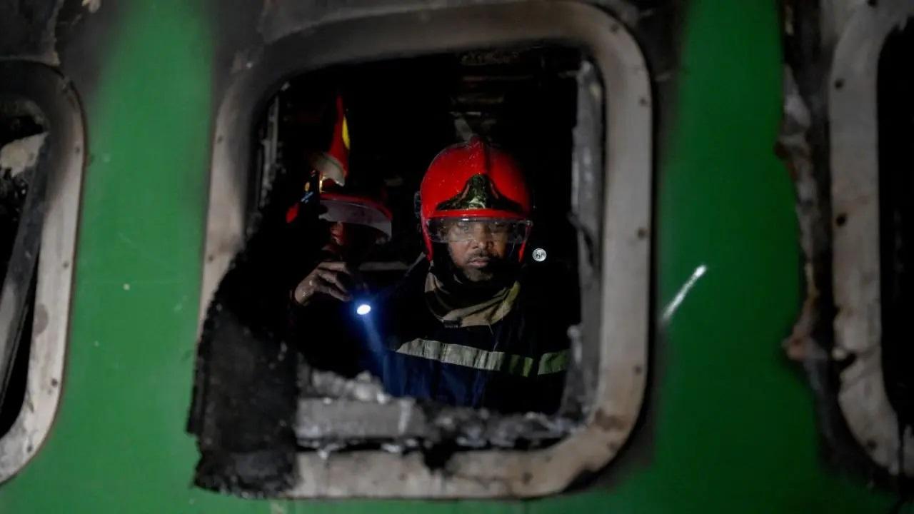 बेनापोल एक्सप्रेस ट्रेन में आग लगने की घटना जिसके परिणामस्वरूप बांग्लादेश में चार लोगों की जान चली गई, बढ़ते राजनीतिक तनाव के बीच हुई.