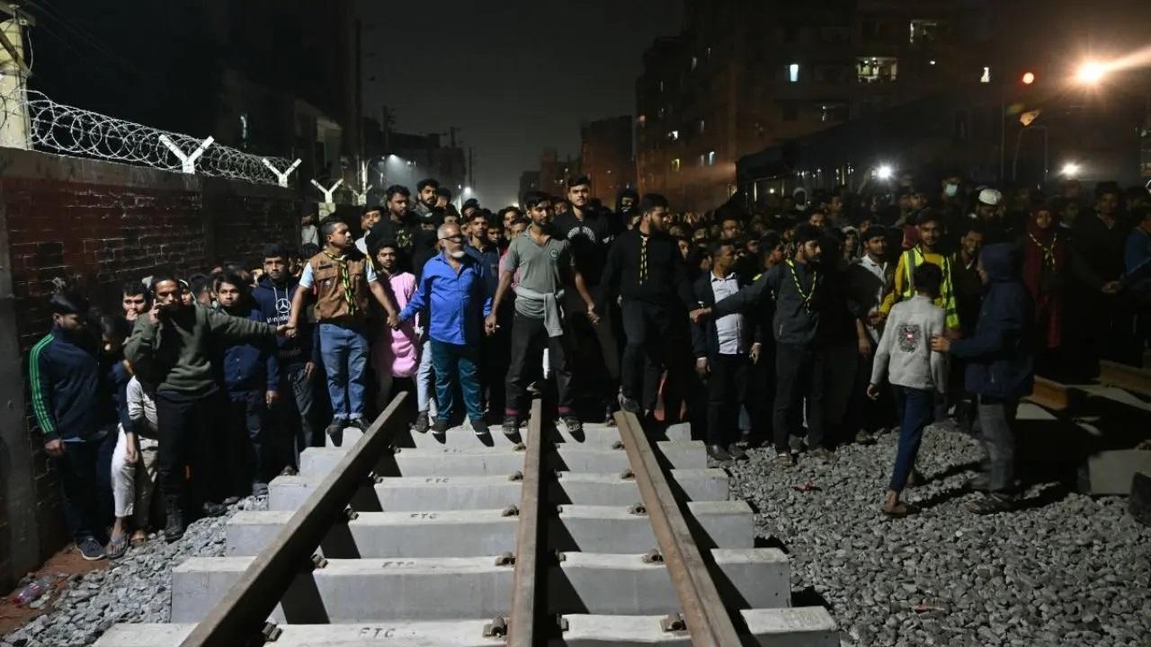 ढाका मेट्रोपॉलिटन पुलिस सहित अधिकारियों को गड़बड़ी का संदेह है और उन्होंने ट्रेन में आग लगने की घटना को 