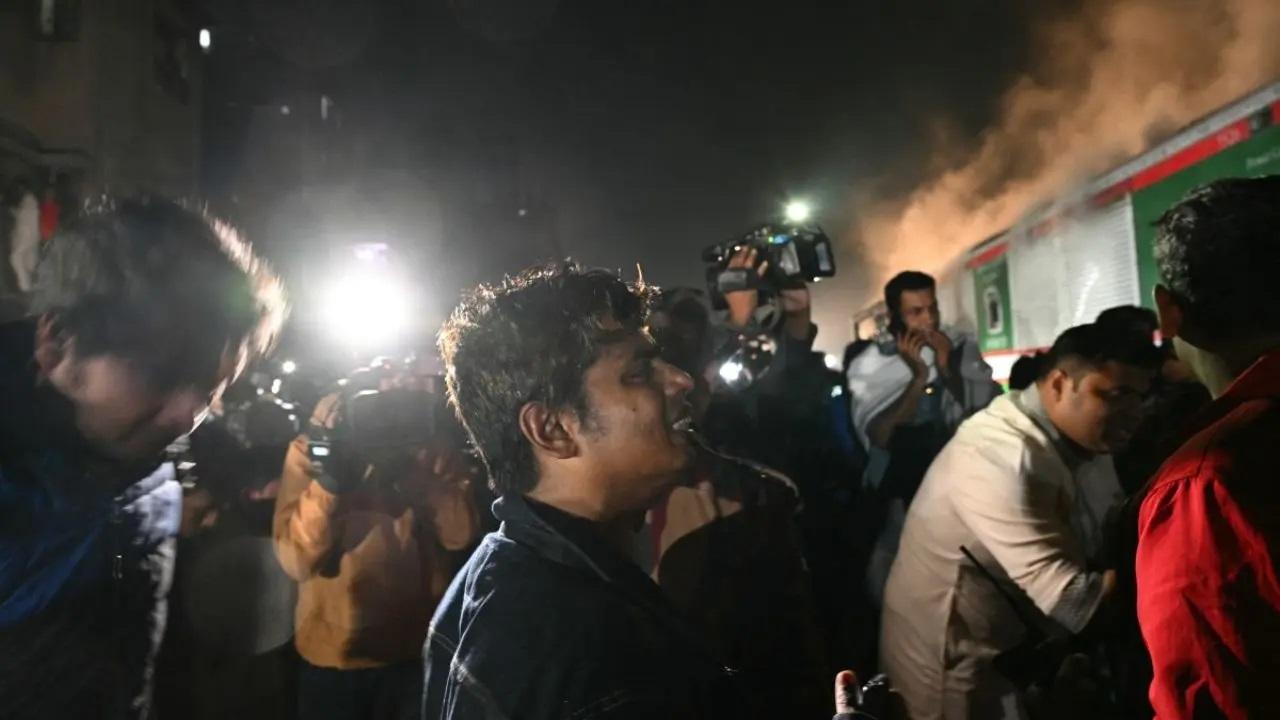 अग्निशमन टीमों की तत्काल प्रतिक्रिया ने इस घटना को बुझाने की कोशिश की, जिसमें बेनापोल एक्सप्रेस के कम से कम पांच डिब्बे जल गए, इस आशंका के बावजूद कि कुछ लोग अभी भी अंदर फंसे हुए थे.