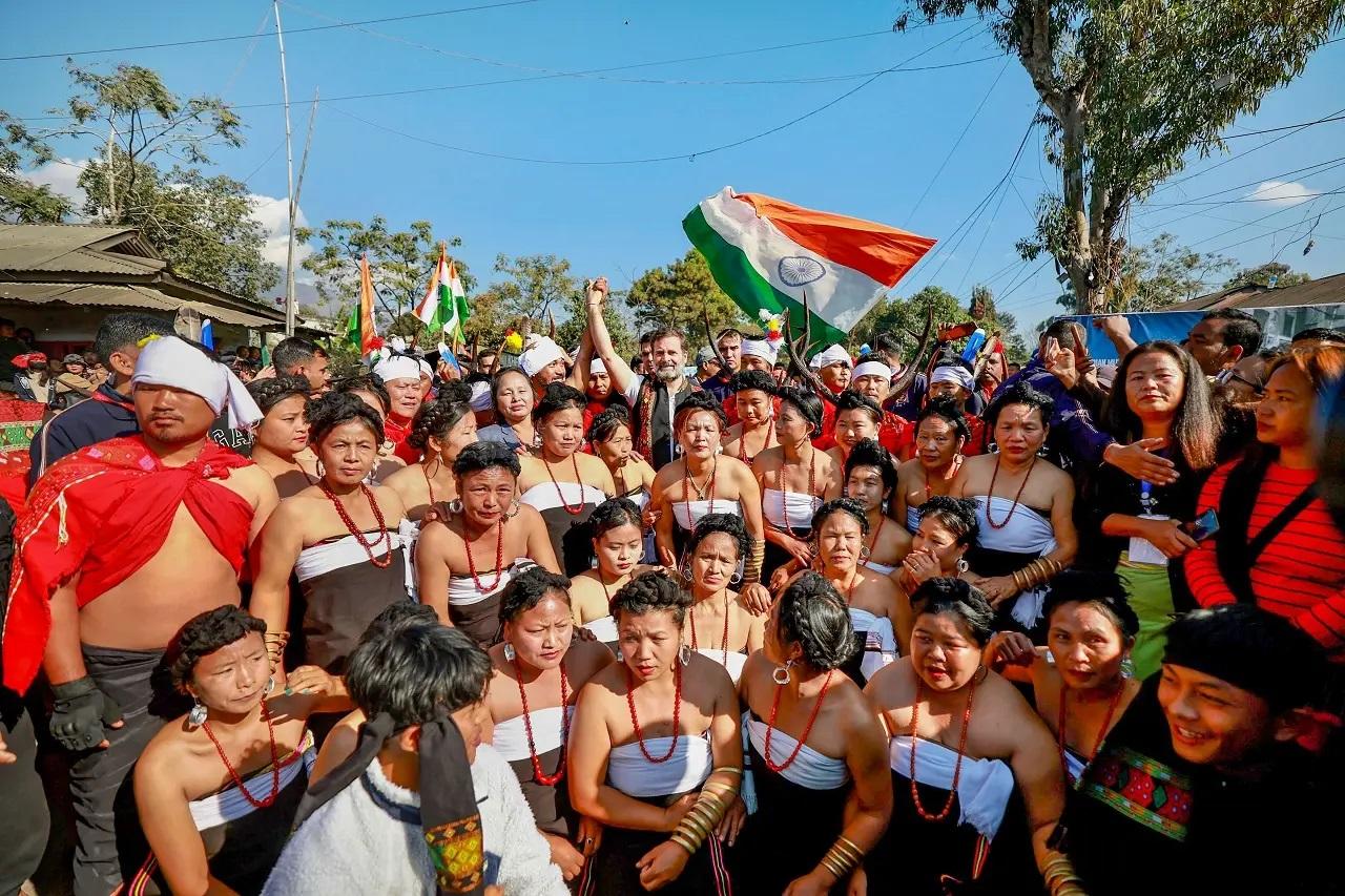 यात्रा के दौरान एक्स पर कांग्रेस नेता जयराम रमेश ने नागालैंड में सड़क की स्थिति का हवाला देते हुए पीएम मोदी पर कटाक्ष किया. 