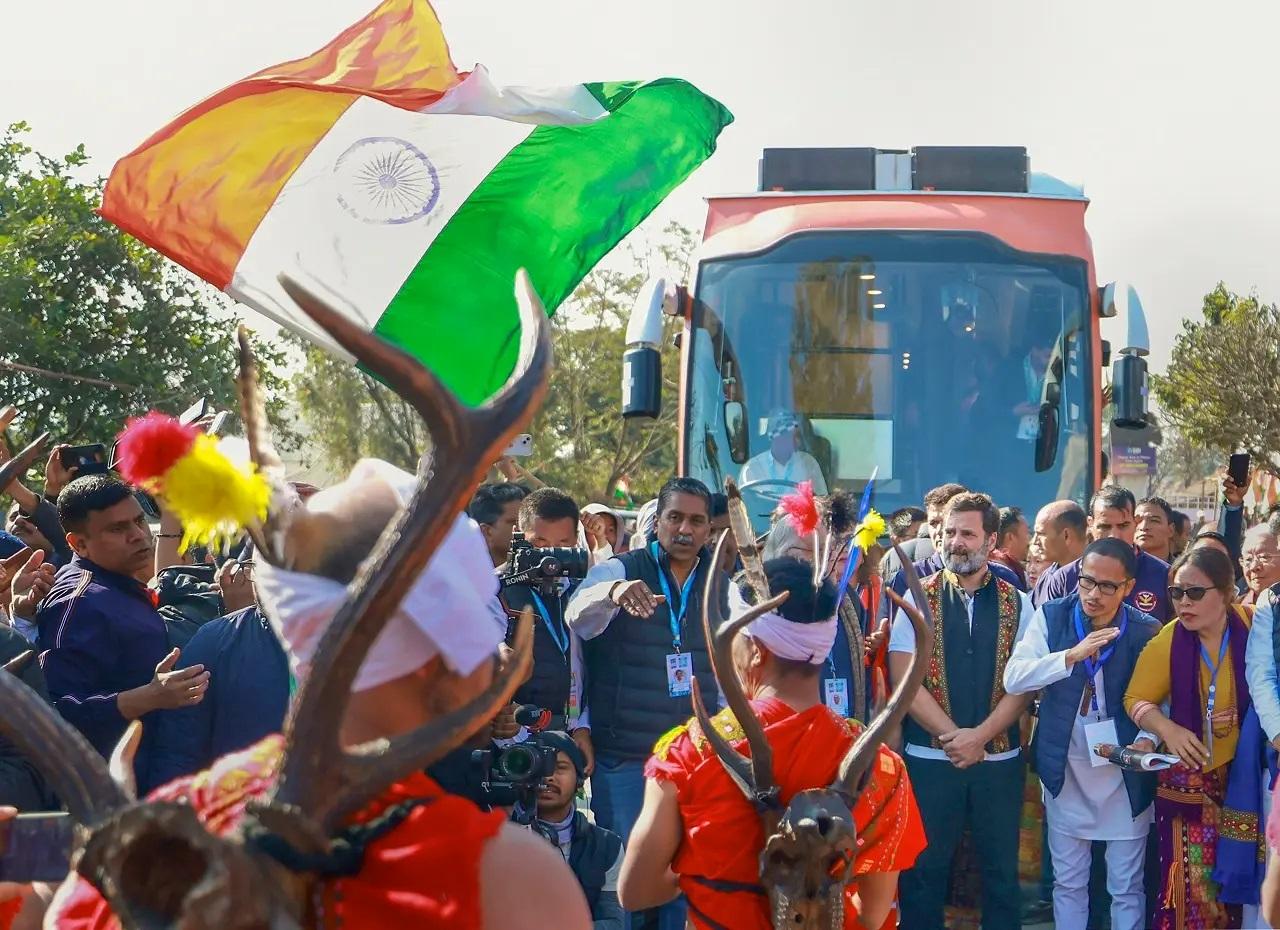 कांग्रेस सांसद राहुल गांधी ने नागालैंड के कोहिमा में स्थानीय लोगों से मुलाकात की, क्योंकि भारत जोड़ो न्याय यात्रा अपनी यात्रा के तीसरे दिन यहां फिर से शुरू हुई. सोमवार शाम को यात्रा यहीं रोक दी गई. 