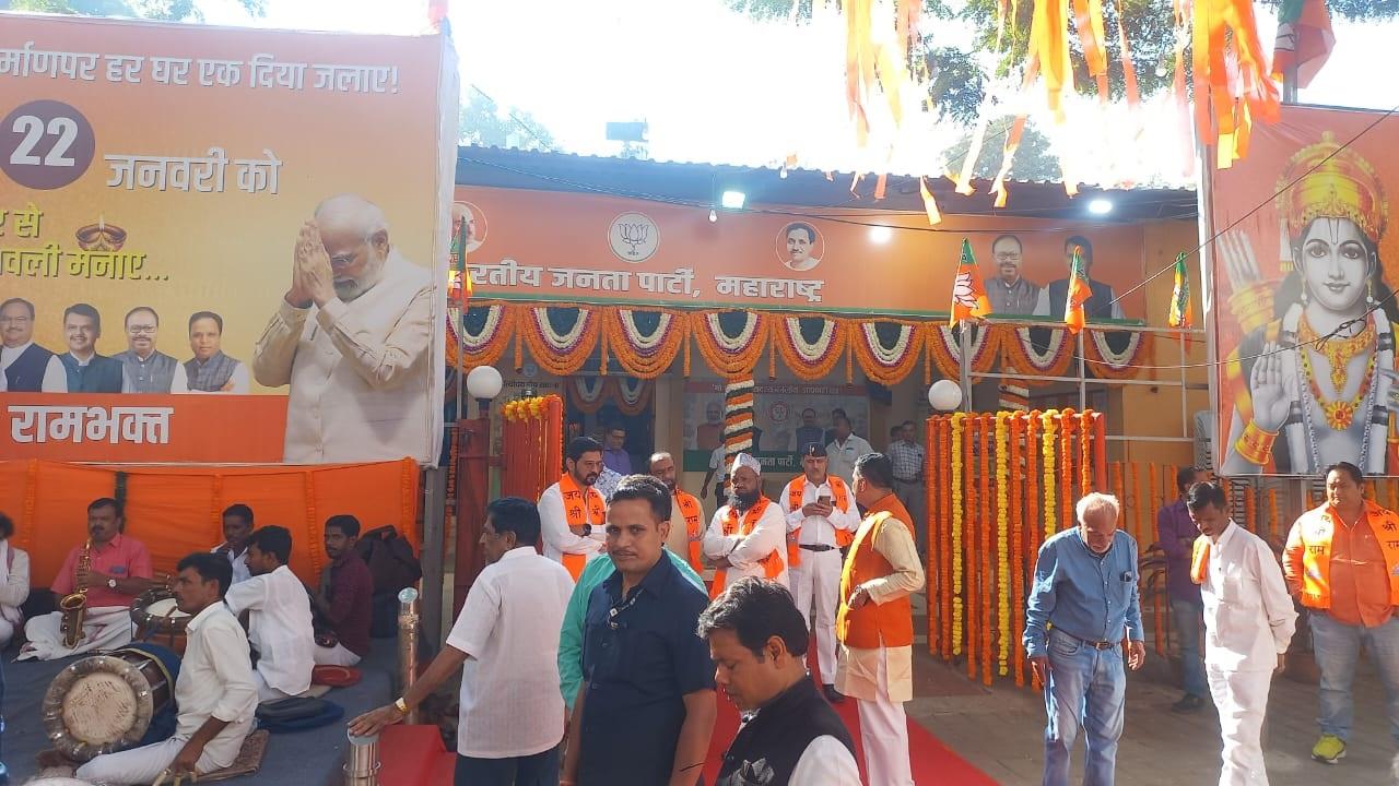 सभी ने मिलकर रामलला की प्राण प्रतिष्ठा के भव्य दर्शन किए.