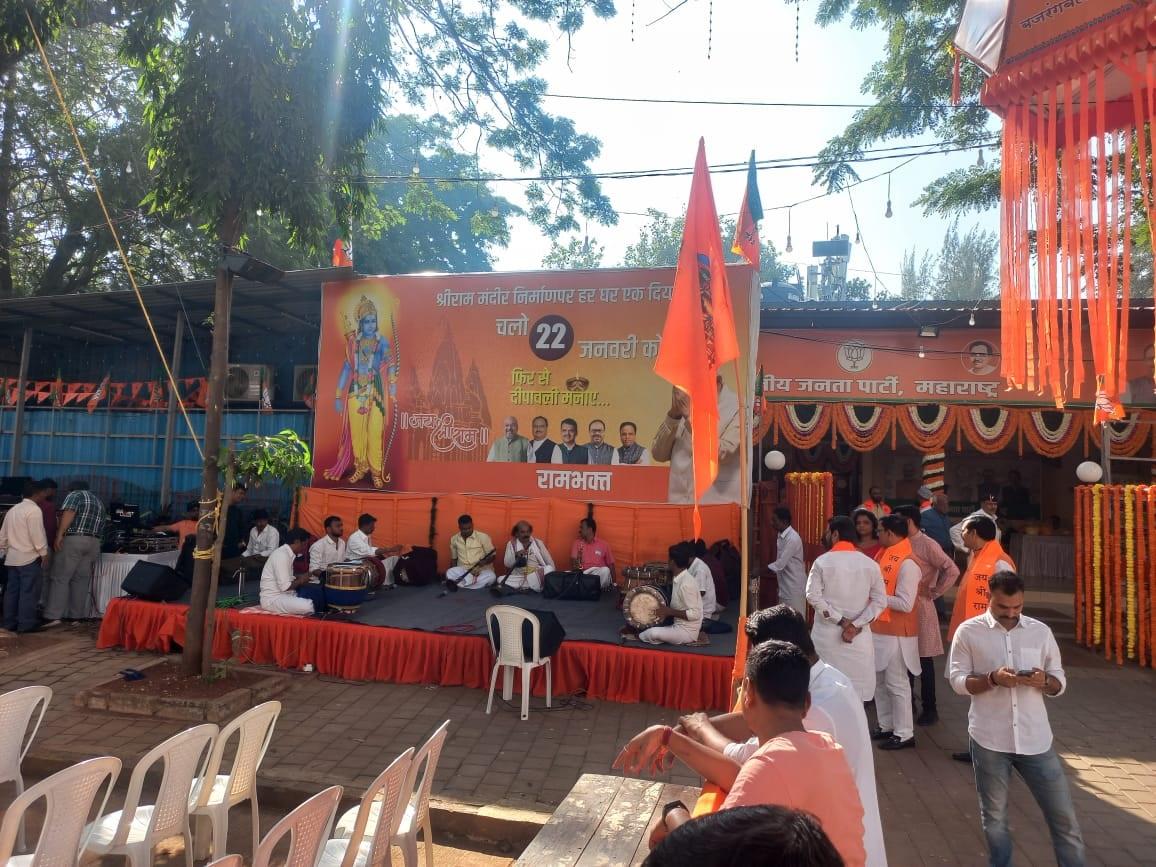 मुंबई शहर में बीजेपी कार्यकर्ताओं ने चर्चगेट और अंधेरी में अपने उत्साह का प्रदर्शन किया है.