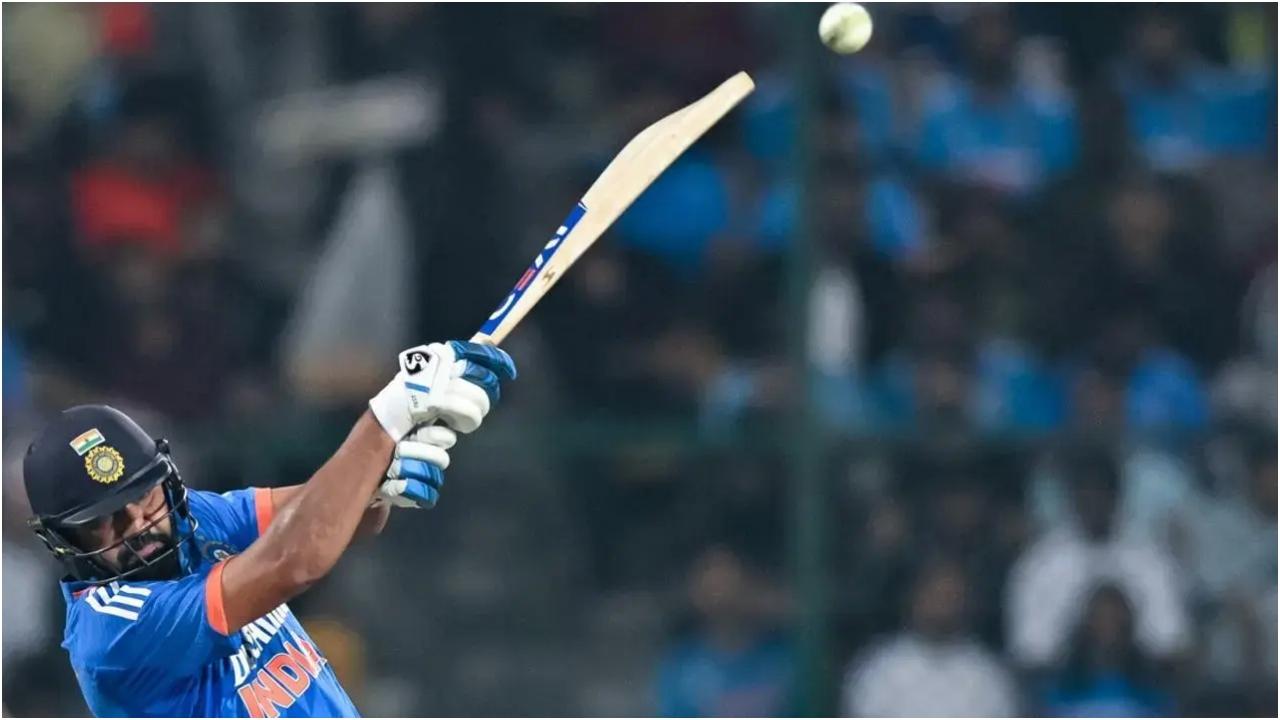 अफगानिस्तान के खिलाफ तीसरे टी20 मैच के दौरान टीम इंडिया ने यशस्वी जयसवाल, विराट कोहली, संजू सैमसन और शिवम दुबे के विकेट जल्दी खो दिए. वहां से भारतीय कप्तान रोहित शर्मा ने जिम्मेदारी अपने कंधों पर ली. पिछले दो मैचों में रनलेस रहने से लेकर सीरीज के आखिरी मैच में शतक बनाने तक, भारत के 
