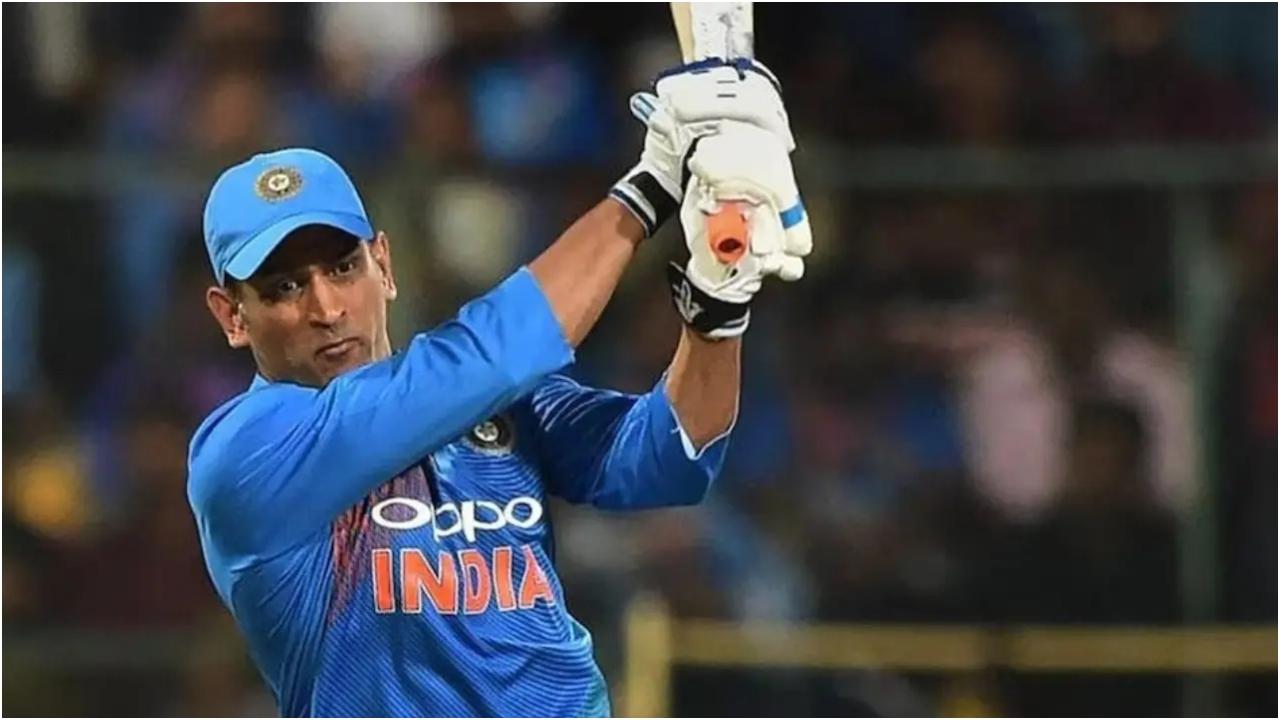 महेन्द्र सिंह धोनी
भारत के महान कप्तान महेंद्र सिंह धोनी टी-20 में कप्तानी करने वाले तीसरे सबसे उम्रदराज कप्तान हैं. धोनी की उम्र 35 साल और 52 दिन थी जब उन्होंने आखिरी बार साल 2016 में वेस्टइंडीज के खिलाफ T20I में भारत की कप्तानी की थी. टीम इंडिया ने धोनी की कप्तानी में 72 T20I मैच खेले हैं और 41 मैच जीते हैं.