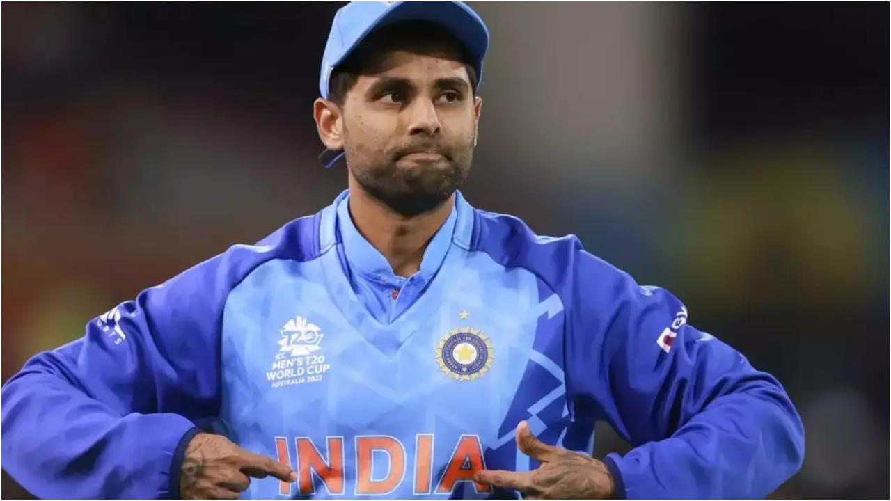 सूर्यकुमार यादव
ICC के नंबर एक T20I बल्लेबाज सूर्यकुमार यादव T20I में नेतृत्व करने वाले चौथे सबसे उम्रदराज भारतीय कप्तान हैं. उन्होंने 2023 में दक्षिण अफ्रीका और ऑस्ट्रेलिया के खिलाफ 33 साल और 91 दिन की उम्र में भारत का नेतृत्व किया. अब तक, यादव ने सात टी20ई में कप्तान के रूप में भारत का प्रतिनिधित्व किया है, जिनमें से पांच मैच जीते हैं.