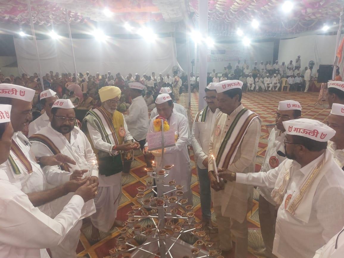 तस्वीरों में आप देख सकते है कि सभी पारंपरिक वेशभूषा में दिखाई दे रहे हैं. 