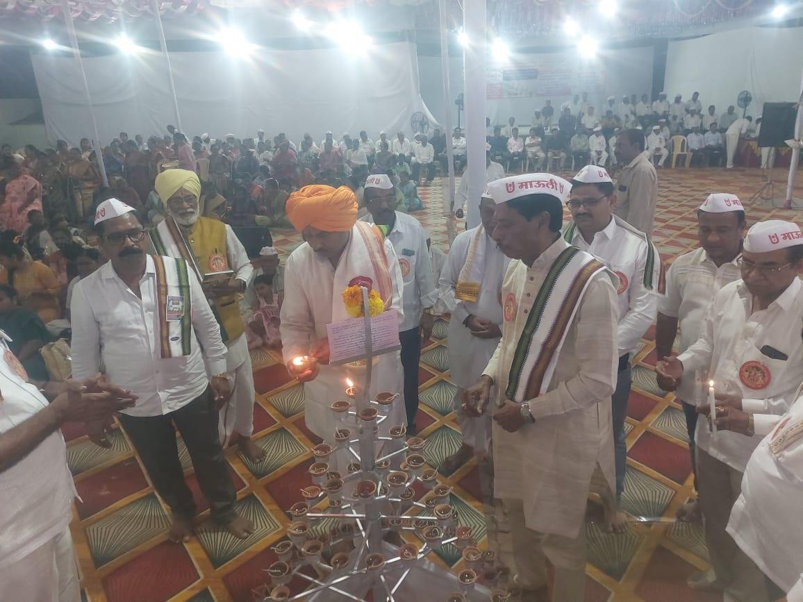 पारायण समारोह के अवसर पर दीपोत्सव के मुख्य अतिथि के तौर पर हरिहर पाटिल, केदारनाथ पाटिल, किरण म्हात्रे, दयानंद गावड़े, केदारनाथ पाटिल, एच.बी.पी.पुरुषोत्तम महाराज और जनार्दन म्हात्रे मौजूद दिखाई दिए. 