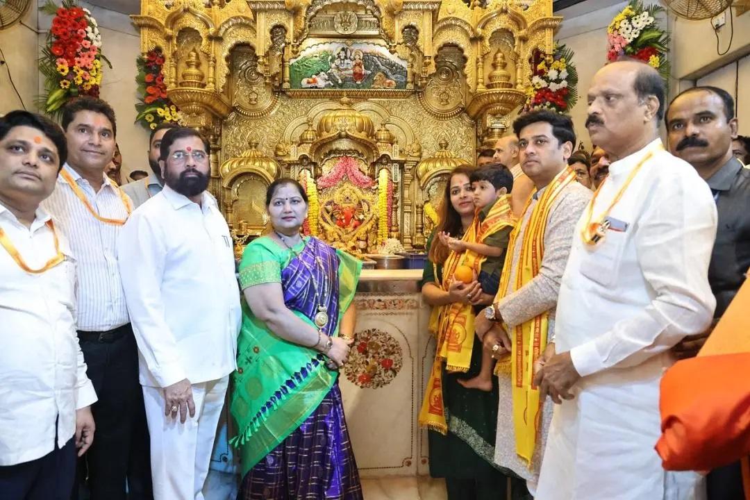 अपने पोस्ट में एकनाथ शिंदे ने आगे लिखा- `हर अच्छी चीज की शुरुआत श्री गणेश के आशीर्वाद से होती है.आने वाले वर्ष में उनके आशीर्वाद से सरकार द्वारा किए गए कई विकास कार्य नागरिकों की सेवा में आएंगे और राज्य को चौतरफा नई क्षितिज तक पहुंचाना संभव होगा.`