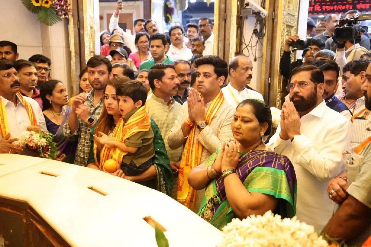 इस तस्वीरों को मुख्यमंत्री ने सोशल मीडिया [पर पोस्ट करते हुए लिखा- `श्री गणेश के चरणों में प्रदेशवासियों को सुख, समृद्धि एवं खुशहाली प्रदान करने तथा उनके जीवन से कष्ट, कठिनाइयां एवं कष्ट दूर करने की प्रार्थना की.`