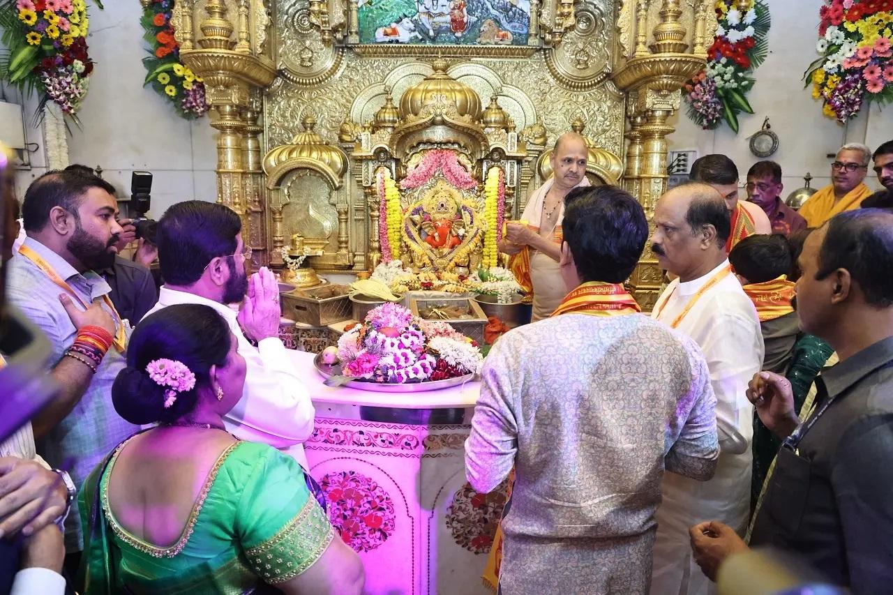 सिद्धिविनायक मंदिर में पूजा करते हुए कैमरा में कैद हुए. 