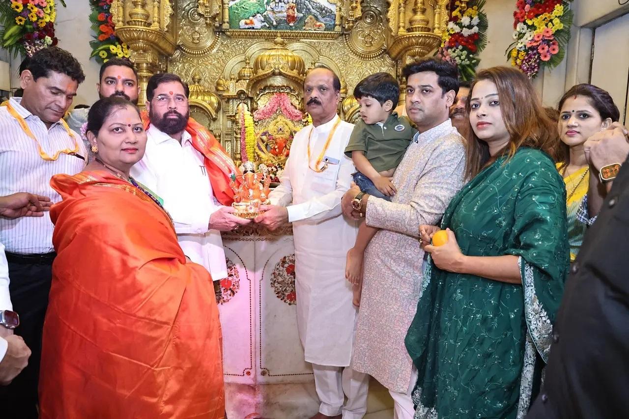 एकनाथ शिंदे ने अपने परिवार के साथ मिलकर पूजा-अर्चना की.