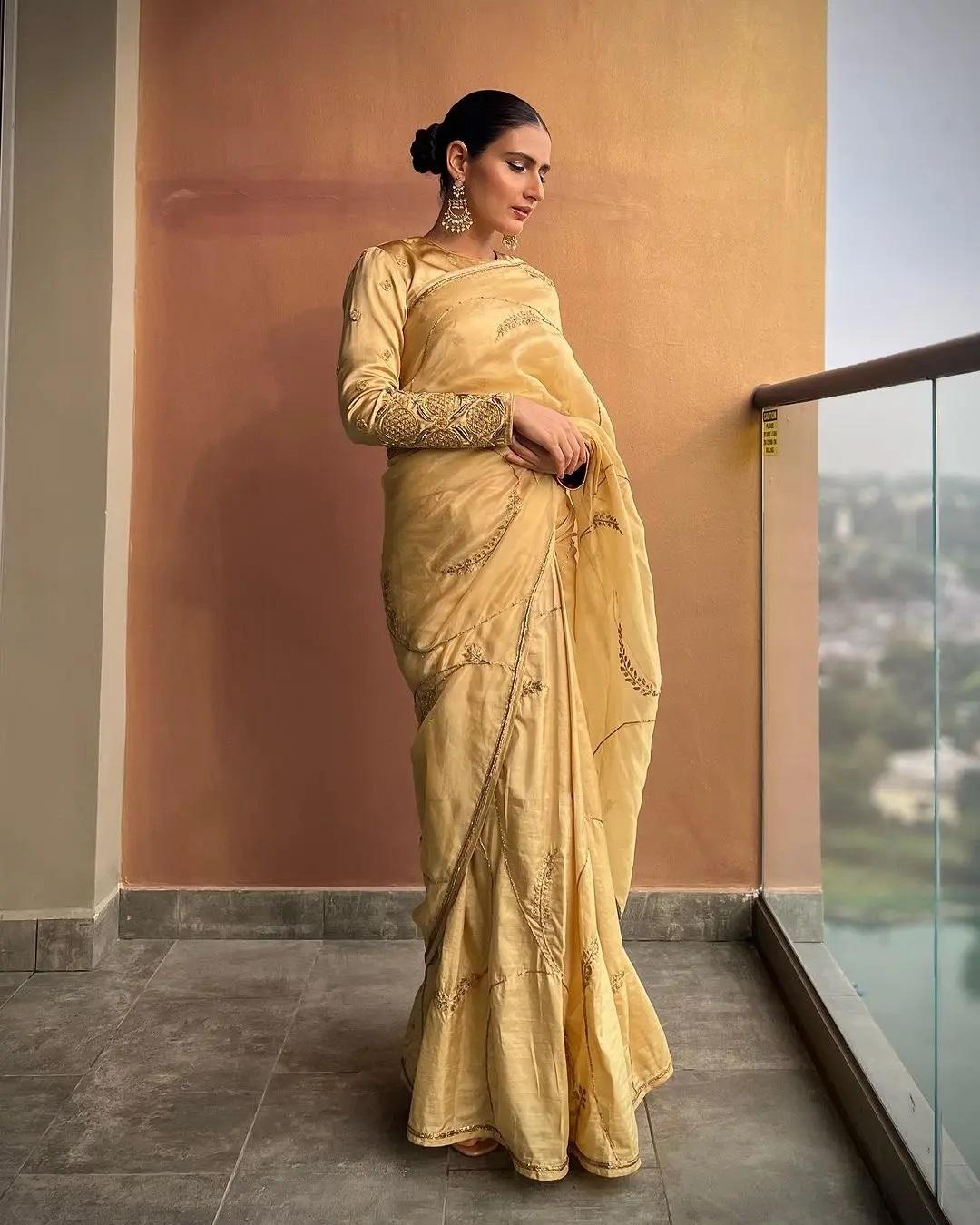 फातिमा सना शेख सुनहरी साड़ी में बिल्कुल खूबसूरत लग रही हैं जो लोहड़ी समारोह के लिए बिल्कुल उपयुक्त है. 
